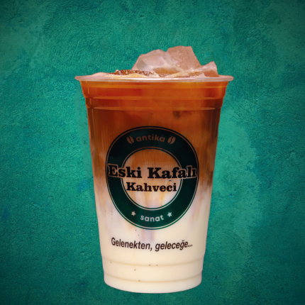 Üzerinde karamel sosu gezdirilmiş, krema köpüklü karamelli latte.