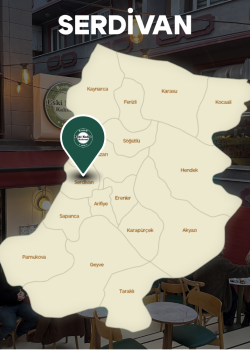 Serdivan'ın hareketli caddesinde şık ışıklandırmalı ve geniş dış mekanlı Eski Kafalı Kahveci şubesi.