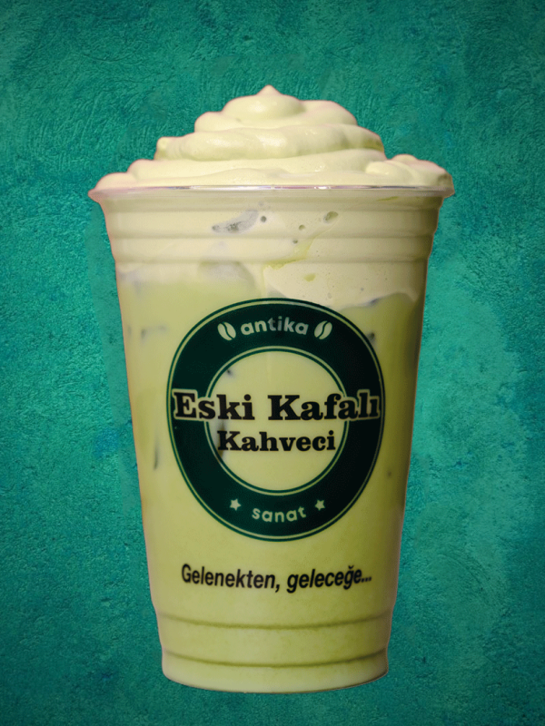 Üzerinde hafif köpük bulunan, pürüzsüz dokulu, canlı yeşil renkli sıcak matcha çayı.