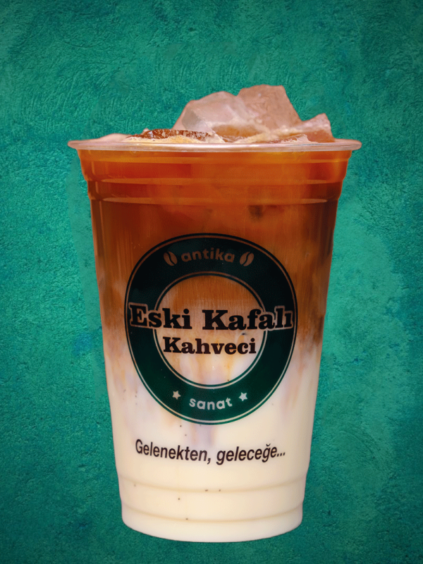 Üzerinde karamel sosu gezdirilmiş, krema köpüklü karamelli latte.