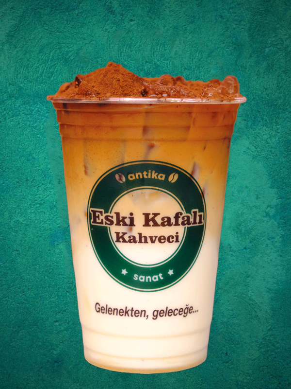 Yoğun espresso, süt ve yoğunlaştırılmış tatlı sütün birleştiği buzlu kahve bardağı.